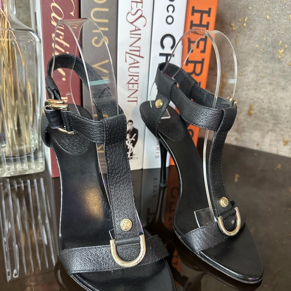 Gucci Leather T-Strap Sandals